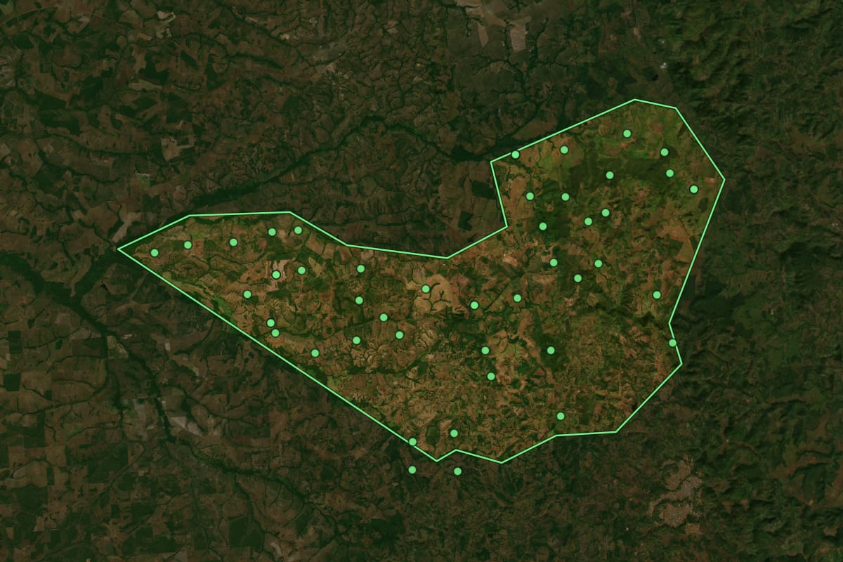 Imagem de satélite de Monte Santo do Tocantins (TO), com o contorno do município e a posição dos imóveis desta página.