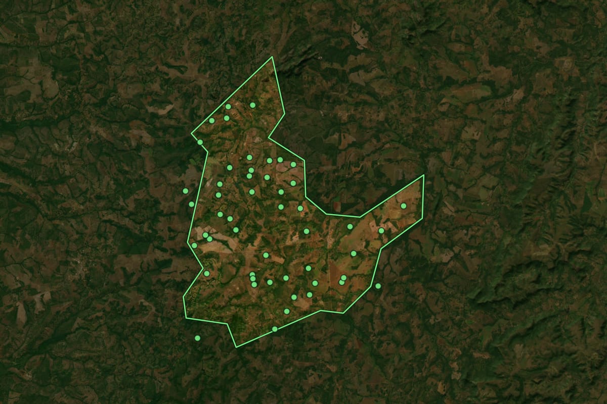 Imagem de satélite de Nova Rosalândia (TO), com o contorno do município e a posição dos imóveis desta página.