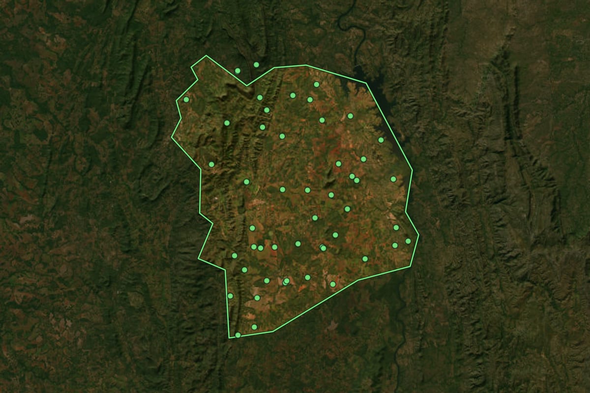Imagem de satélite de Palmeirópolis (TO), com o contorno do município e a posição dos imóveis desta página.