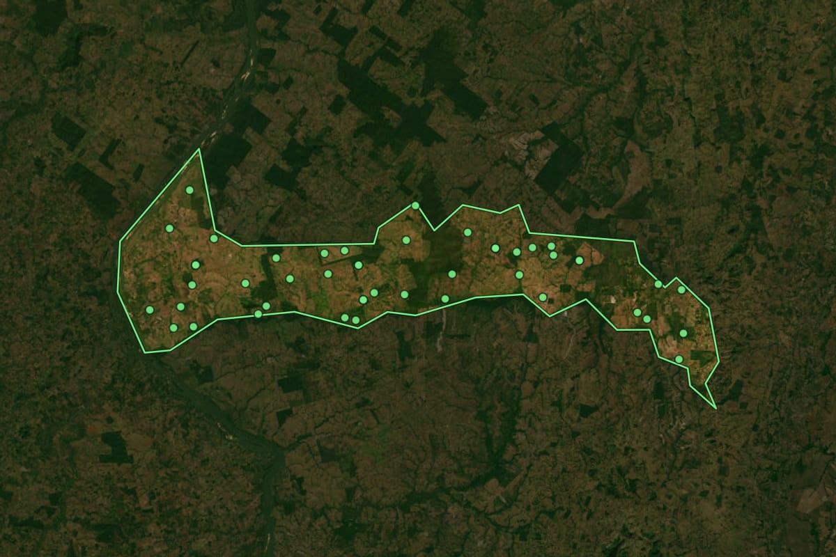 Imagem de satélite de Pau D'Arco (TO), com o contorno do município e a posição dos imóveis desta página.