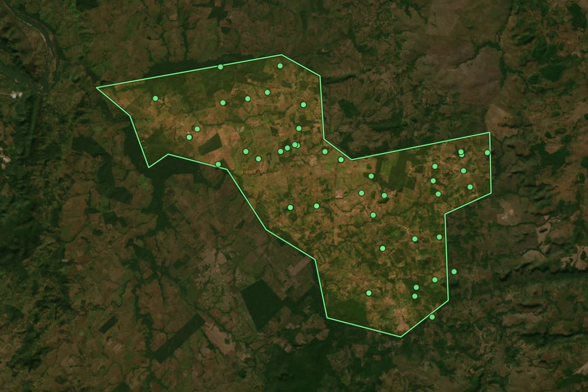 Imagem de satélite de Riachinho (TO), com o contorno do município e a posição dos imóveis desta página.