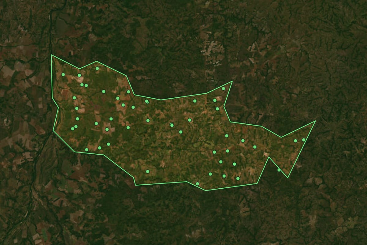 Imagem de satélite de Santa Maria do Tocantins (TO), com o contorno do município e a posição dos imóveis desta página.