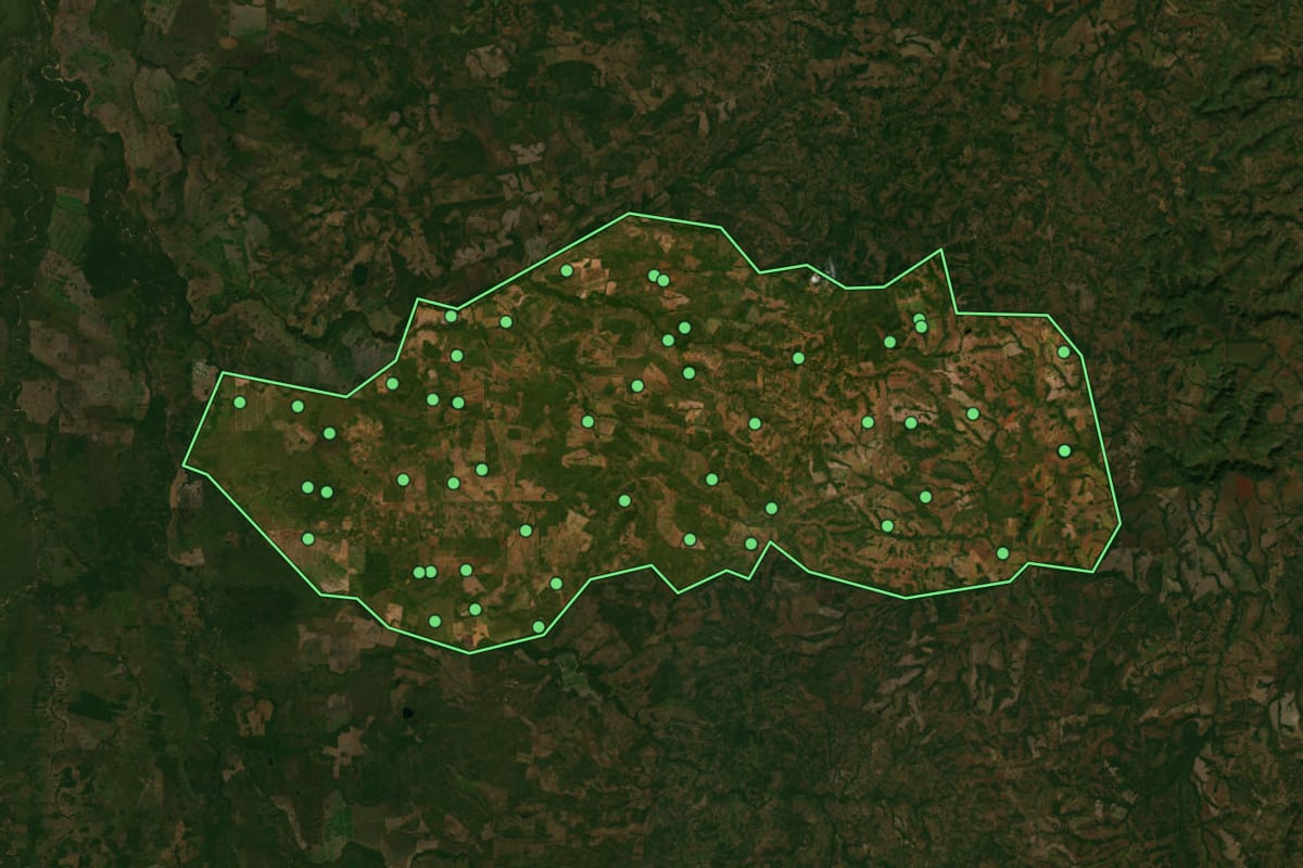 Imagem de satélite de Santa Rita do Tocantins (TO), com o contorno do município e a posição dos imóveis desta página.