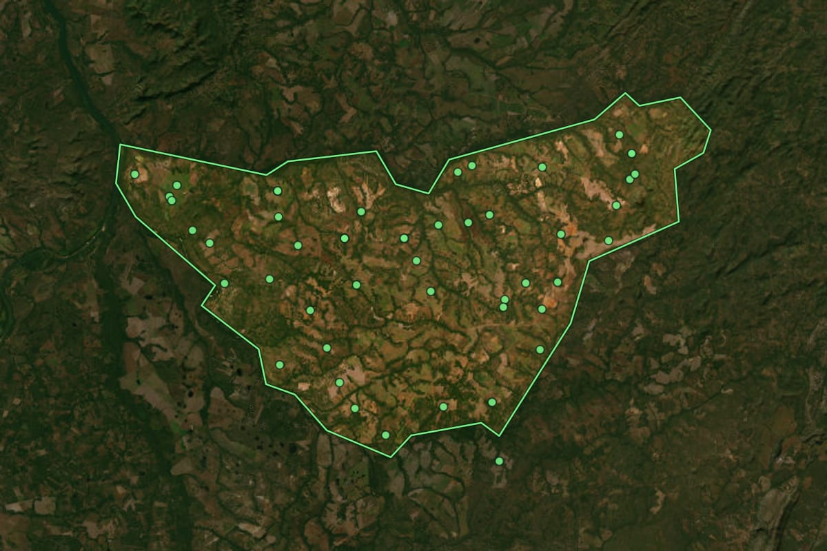 Imagem de satélite de Santa Rosa do Tocantins (TO), com o contorno do município e a posição dos imóveis desta página.