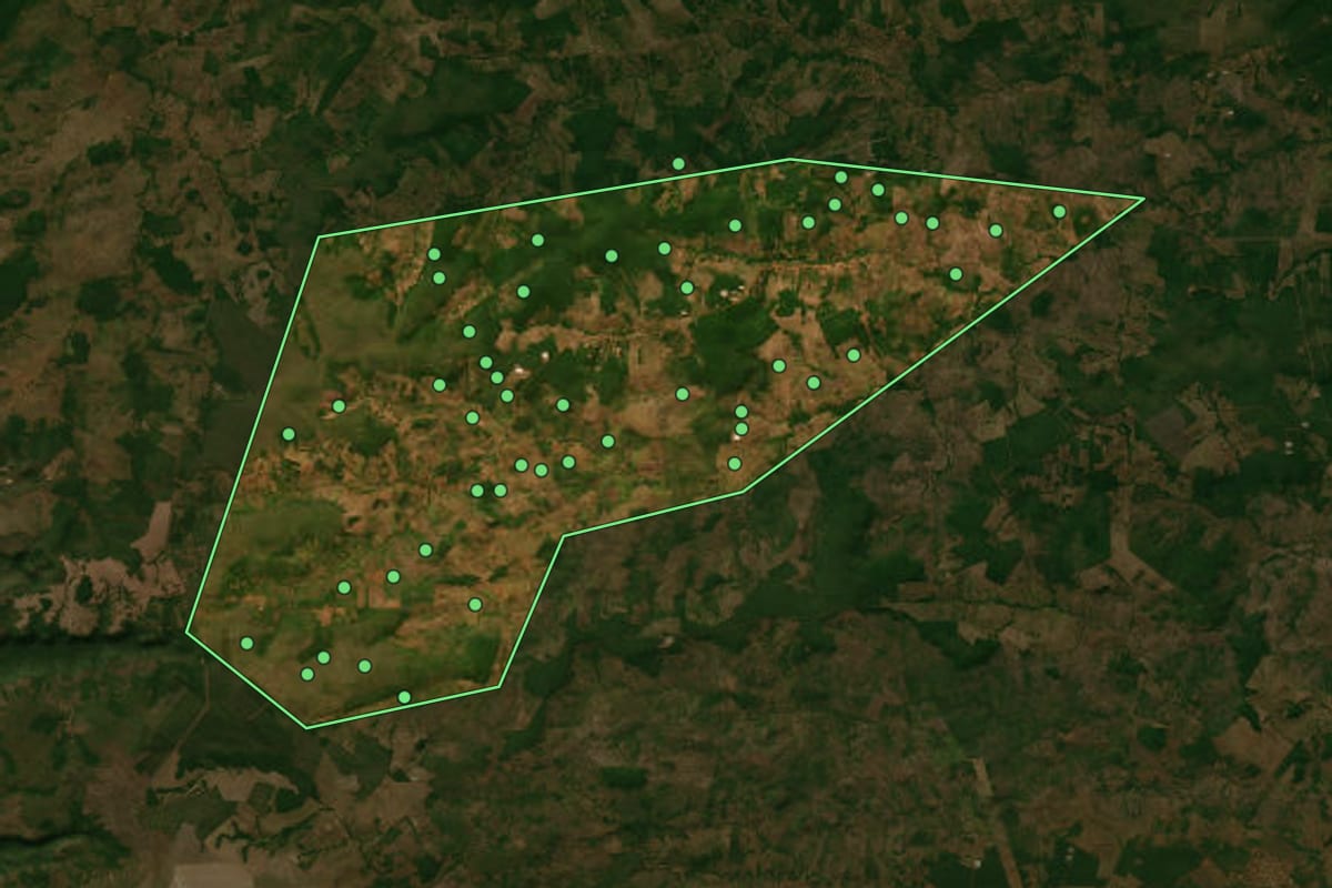 Imagem de satélite de Santa Terezinha do Tocantins (TO), com o contorno do município e a posição dos imóveis desta página.