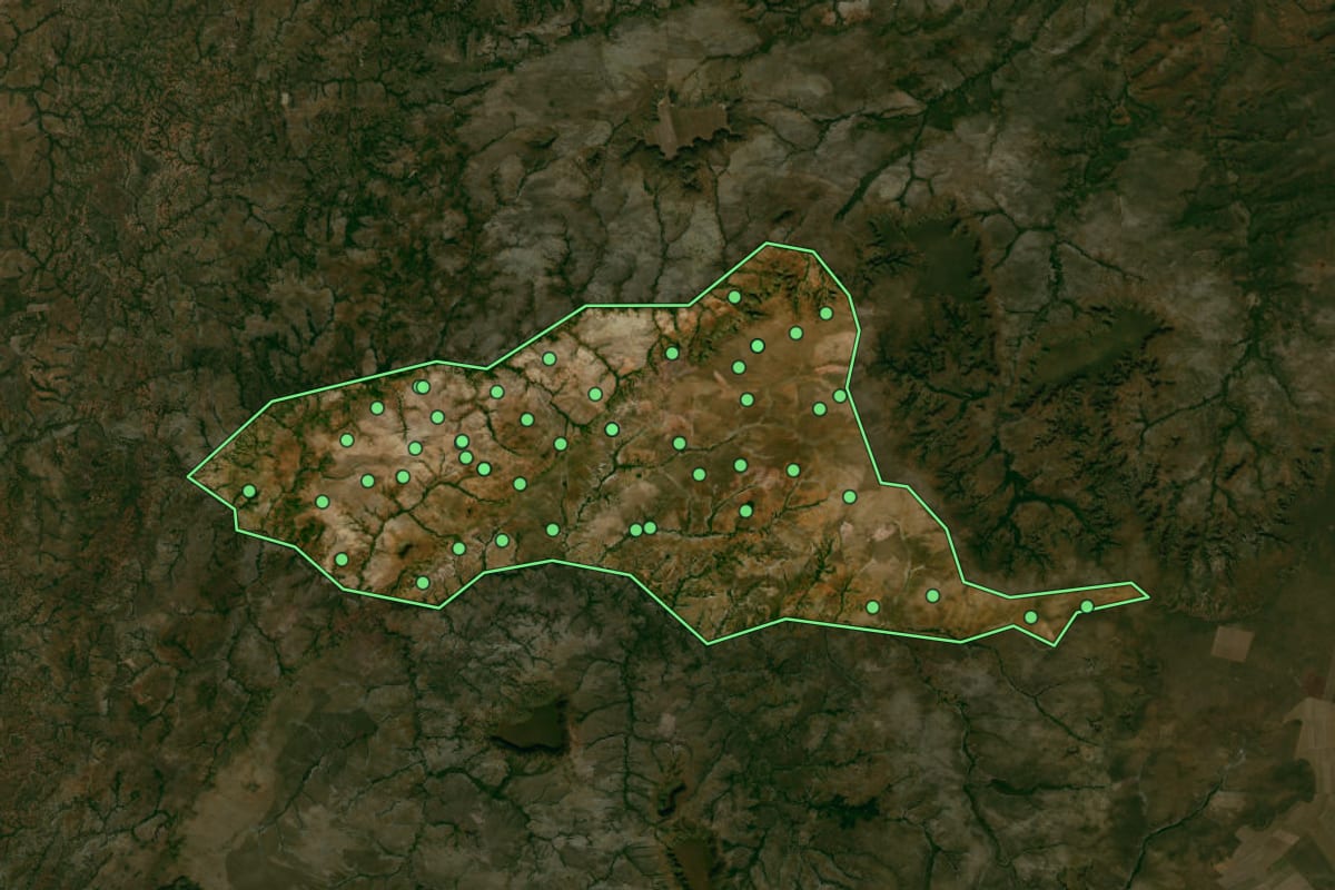 Imagem de satélite de São Félix do Tocantins (TO), com o contorno do município e a posição dos imóveis desta página.