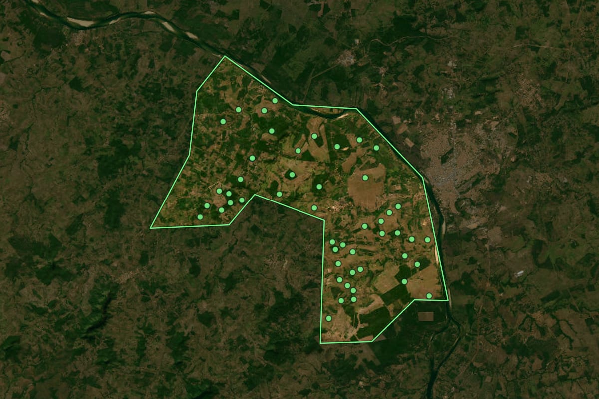 Imagem de satélite de São Miguel do Tocantins (TO), com o contorno do município e a posição dos imóveis desta página.