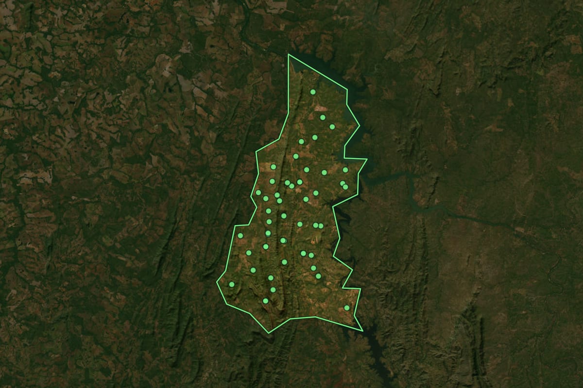 Imagem de satélite de São Salvador do Tocantins (TO), com o contorno do município e a posição dos imóveis desta página.