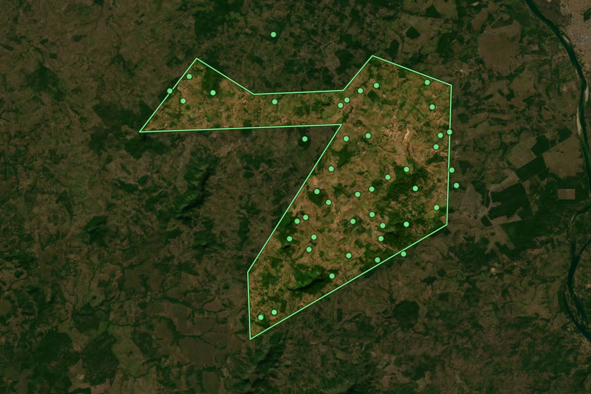 Imagem de satélite de Sítio Novo do Tocantins (TO), com o contorno do município e a posição dos imóveis desta página.