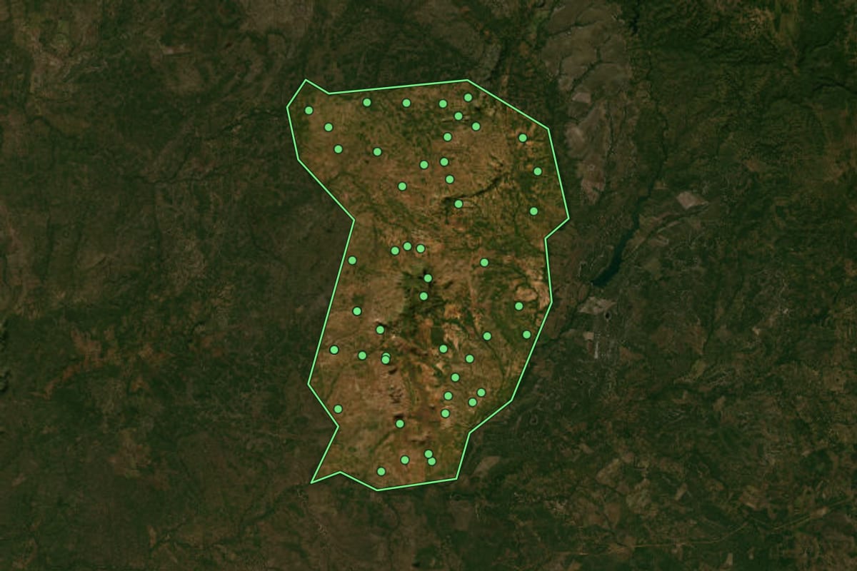 Imagem de satélite de Taipas do Tocantins (TO), com o contorno do município e a posição dos imóveis desta página.